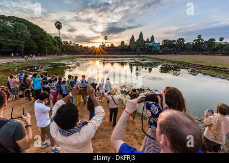Sunrise oltre Angkor Wat, Angkor, Sito Patrimonio Mondiale dell'UNESCO, Siem Reap Provincia, Cambogia, Indocina, Asia sud-orientale, Asia Foto Stock