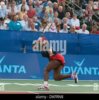 Jul 13, 2009 - Philadelphia, Pennsylvania, Stati Uniti d'America - Dopo aver vinto il singolare femminile a Wimbledon contro la sorella Venus, Serena Williams è stato sbattuto in un singles match tramite il più giovane giocatore sul circuito WTT, 14 anni chiavi di Madison. Serena ha perso cinque delle sei giochi era grazioso con una sconfitta. Serena e il suo partner di doppio Rennae Stubbs ha fatto venire da dietro e vincere le loro donne " Foto Stock