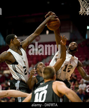 Jul 13, 2009 - Las Vegas, Nevada, Stati Uniti d'America - Bucks AMIR JOHNSON (RT) e Luc Mbah un Moute (RT) bloccare il colpo di Kings Wesley Matthews nel 1 ° trimestre del lunedì sera i Sacramento Kings - Milwaukee Bucks gioco in Las Vegas, Nevada. (Credito Immagine: © Jose Luis Villegas/Sacramento Bee/ZUMA Premere) Restrizioni: * USA Tabloid diritti * Foto Stock