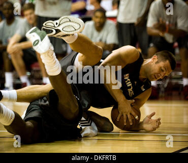 Jul 13, 2009 - Las Vegas, Nevada, Stati Uniti d'America - Kings JON BROCKMAN rotoli su Bucks AMIR JOHNSON durante una codifica per una sfera sciolto nel 1 ° trimestre del lunedì sera i Sacramento Kings Milwaukee Bucks gioco in Las Vegas, Nevada. (Credito Immagine: © Jose Luis Villegas/Sacramento Bee/ZUMA Premere) Restrizioni: * USA Tabloid diritti * Foto Stock