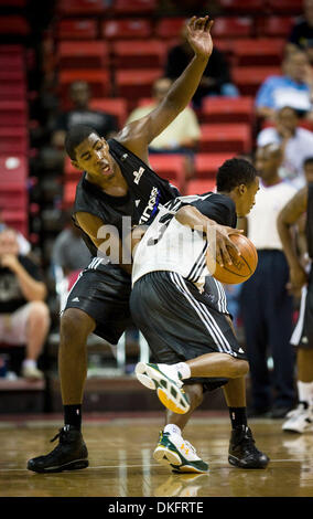 Jul 13, 2009 - Las Vegas, Nevada, Stati Uniti d'America - Kings JASON THOMPSON falli BRANDON JENNINGS nella prima metà del lunedì sera i Sacramento Kings Milwaukee Bucks gioco in Las Vegas, Nevada. (Credito Immagine: © Jose Luis Villegas/Sacramento Bee/ZUMA Premere) Restrizioni: * USA Tabloid diritti * Foto Stock