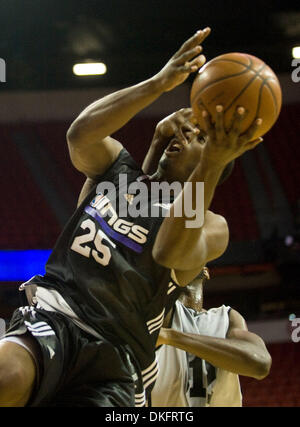 Jul 13, 2009 - Las Vegas, Nevada, Stati Uniti d'America - Kings guard WESLEY MATTHEWS è imbrattata come egli pone un colpo e punteggi nel secondo trimestre durante il lunedì sera i Sacramento Kings Milwaukee Bucks gioco in Las Vegas, Nevada. (Credito Immagine: © Jose Luis Villegas/Sacramento Bee/ZUMA Premere) Restrizioni: * USA Tabloid diritti * Foto Stock