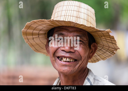 Agricoltore in Kampong Chhnang, Kampong Chhnang Provincia, Cambogia, Indocina, Asia sud-orientale, Asia Foto Stock