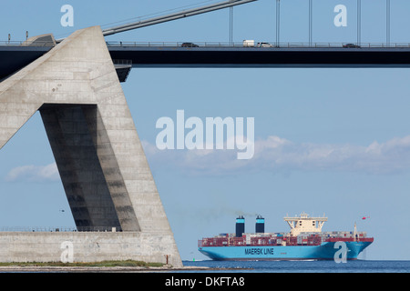 Il primo dei venti Triple-E 18.200 tue navi container, M/V Maersk Mc-Kinney Møller, passa sotto il grande ponte della cinghia. Foto Stock