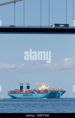 Il primo dei venti Triple-E 18.200 tue navi container, M/V Maersk Mc-Kinney Møller, passa sotto il grande ponte della cinghia. Foto Stock