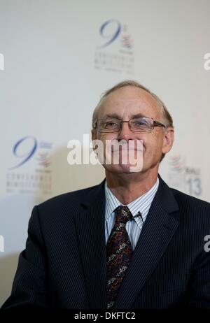 Bali, Indonesia. 5 Dic, 2013. Alan Bollard, direttore esecutivo del segretariato APEC, riceve una intervista esclusiva con Xinhua a margine della 9 Conferenza ministeriale OMC a Bali, Indonesia, su dicembre 5, 2013. L'Organizzazione mondiale del commercio (OMC) potrebbe cercare di ottenere limitate offerte commerciali in futuro se la conferenza ministeriale dell' OMC in corso a Bali non riesce a raggiungere un accordo per rilanciare il Doha Round, un alto funzionario della Cooperazione economica Asia-Pacifico (APEC) forum detto qui giovedì. Credito: Lui Siu Wai/Xinhua/Alamy Live News Foto Stock