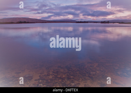 Loch Tulla all'alba vicino a Glen Coe in Scozia Foto Stock