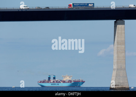 Il primo dei venti Triple-E 18.200 tue navi container, M/V Maersk Mc-Kinney Møller, passa sotto il grande ponte della cinghia. Foto Stock