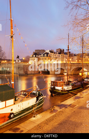 Navi sul Fiume Senna e Pont Neuf Bridge, Parigi, Ile de France, Francia, Europa Foto Stock