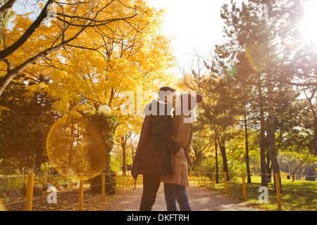 Coppia giovane baciare in autunno park, Vienna, Austria Foto Stock