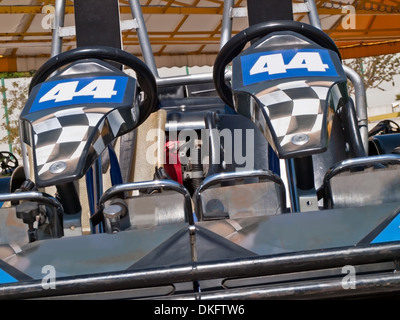 Doppio vuoto go kart attendere due driver Foto Stock