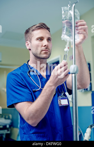 Medico regolare fleboclisi in ospedale Foto Stock