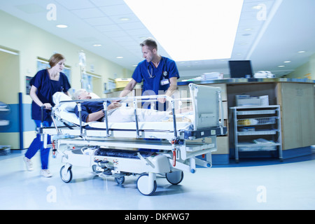 Due medici precipitando con barella in ospedale sala di emergenza Foto Stock