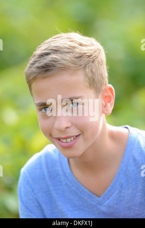 Sorridente ragazzo adolescente, ritratto Foto Stock