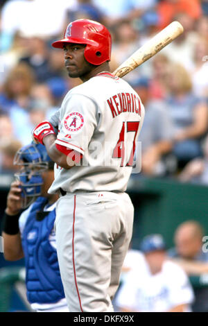 Jul 22, 2009 - Kansas City, Missouri, Stati Uniti d'America - Los Angeles Angeli' HOWIE KENDRICK orologi i segni dalla terza base coach Dino Ebel. Il Los Angeles Angeli sconfitto il Kansas City Royals 9-6 presso Kauffman Stadium di Kansas City, MO. (Credito Immagine: © Tyson Hofsommer/Southcreek globale/ZUMA Press) Foto Stock