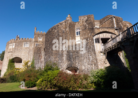 Vista di due dei semi-bastioni circolari a Walmer Castle, preso dal fossato asciutto. Foto Stock