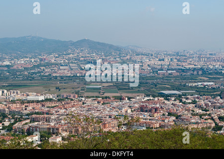 Vista di Viladecans e gli altri borghi e ulteriore di Barcellona da una collina in Viladecans, Catalogna, Spagna Foto Stock