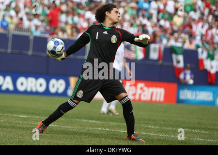 Jul 26, 2009 - East Rutherford, New York, Stati Uniti d'America - Guillermo Ochoa getta. Messico sconfigge USA 5-0 nella Concacaf Gold Cup finale al Giants Stadium, Rutherford NJ. (Credito Immagine: © Tony Gruppuso/Southcreek globale/ZUMA Press) Foto Stock