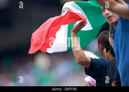 Jul 26, 2009 - East Rutherford, New York, Stati Uniti d'America - Messico - ventole celebrare una vittoria 5-0 sopra gli Stati Uniti nel 2009 CONCACAF GOLD CUP Finals Messico vs Stati Uniti al Giant Stadium di East Rutherford, New Jersey. (Credito Immagine: © Chaz Niell/Southcreek globale/ZUMA Press) Foto Stock