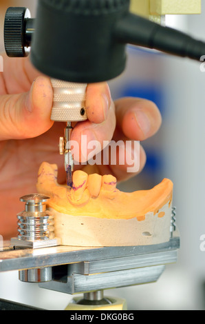 Odontotecnico protesi di misurazione in laboratorio Foto Stock