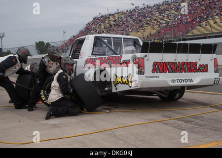 Giugno 13, 2009 - Brooklyn, Michigan, Stati Uniti - 13 Giugno 2009: Timothy Peters (17) riceve i suoi pneumatici è cambiato durante un pit-stop. NASCAR Michigan 200 si è tenuto presso il Michigan International Speedway di Brooklyn, Michigan (credito Immagine: © Alan Ashley/Southcreek globale/ZUMApress.com) Foto Stock