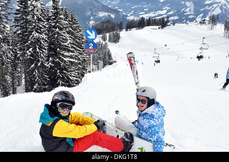 Fratello e Sorella in una vacanza sugli sci, Zell am See, Austria Foto Stock