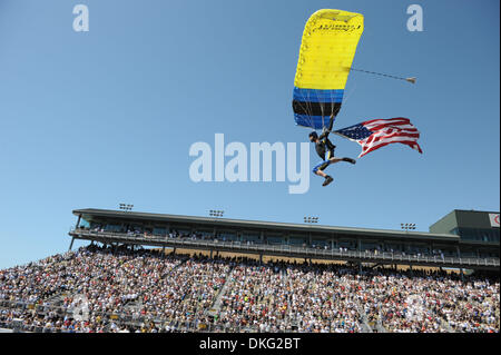 Jul 26, 2009 - Sonoma, California, Stati Uniti d'America - Il flag è portato in via paracadute durante l'inno nazionale presso la Fram Autolite NHRA cittadini a Infineon Raceway, Sonoma, CA (credito Immagine: © Matt Cohen/Southcreek globale/ZUMA Press) Foto Stock