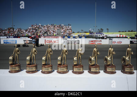 Jul 26, 2009 - Sonoma, California, Stati Uniti d'America - i vincitori i trofei a sedersi su una parete di contenimento prima del round finale durante eliminazioni presso la Fram Autolite NHRA cittadini a Infineon Raceway, Sonoma, CA. (Credito Immagine: © Matt Cohen/Southcreek globale/ZUMA Press) Foto Stock