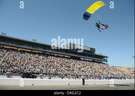 Jul 26, 2009 - Sonoma, California, Stati Uniti d'America - Il flag è portato in via paracadute durante l'inno nazionale presso la Fram Autolite NHRA cittadini a Infineon Raceway, Sonoma, CA (credito Immagine: © Matt Cohen/Southcreek globale/ZUMA Press) Foto Stock