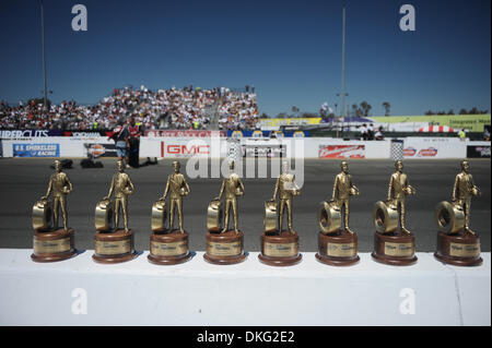 Luglio 26, 2009 - Sonoma, California, Stati Uniti d'America - 26 Luglio 2009: i vincitori i trofei a sedersi su una parete di contenimento prima del round finale durante eliminazioni presso la Fram Autolite NHRA cittadini a Infineon Raceway, Sonoma, CA (credito Immagine: © Matt Cohen/Southcreek globale/ZUMApress.com) Foto Stock