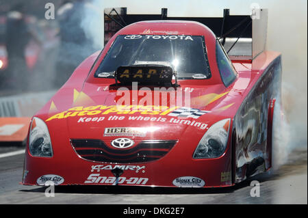 Luglio 26, 2009 - Sonoma, California, Stati Uniti d'America - 26 Luglio 2009: Cruz Pedregon di Brownsburg, IN in anticipo ricambi auto Toyota durante Funny auto eliminazioni presso la Fram Autolite NHRA cittadini a Infineon Raceway, Sonoma, CA (credito Immagine: © Matt Cohen/Southcreek globale/ZUMApress.com) Foto Stock