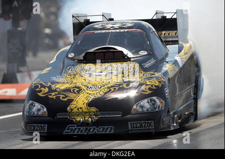 Luglio 26, 2009 - Sonoma, California, Stati Uniti d'America - 26 Luglio 2009: Tony Pedregon di Brownsburg, in Quaker State/Wicked Quick Monte Carlo durante Funny auto eliminazioni presso la Fram Autolite NHRA cittadini a Infineon Raceway, Sonoma, CA (credito Immagine: © Matt Cohen/Southcreek globale/ZUMApress.com) Foto Stock