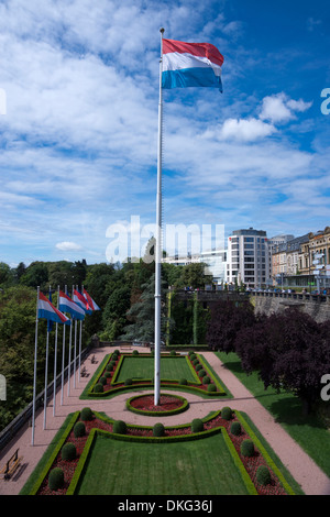 Bandiera nazionale nel parco al luogo di costituzione, città di Lussemburgo, Lussemburgo, europa Foto Stock