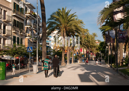 La passeggiata sul lungomare, Sitges, Catalogna, Spagna Foto Stock