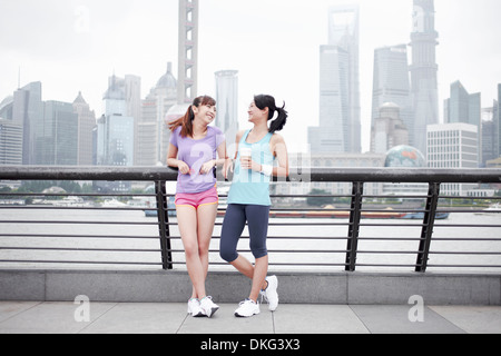 Amici di sesso femminile sul ponte a Shanghai in Cina Foto Stock