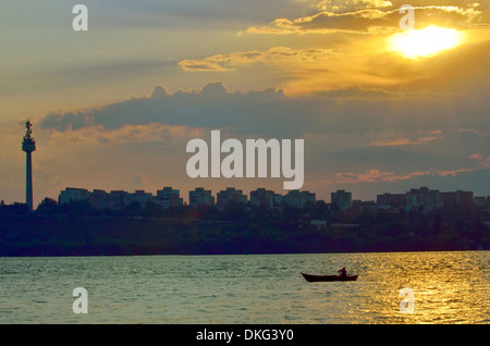 I pescatori in barca al tramonto sul fiume Danubio Foto Stock