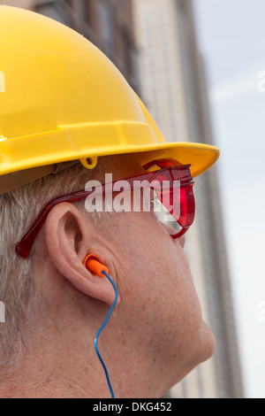 Operaio edile, tradesman, con attrezzature di sicurezza, STATI UNITI D'AMERICA Foto Stock