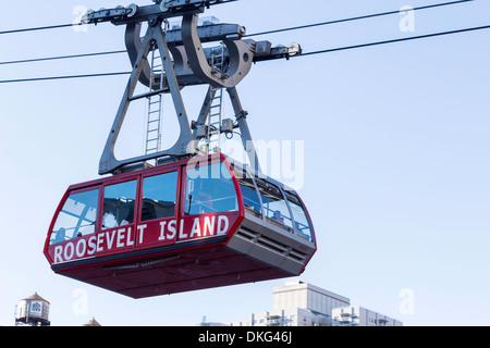 Roosevelt Island Tram presso la Ed Koch Queensboro Bridge attraversa l'East River, NYC Foto Stock