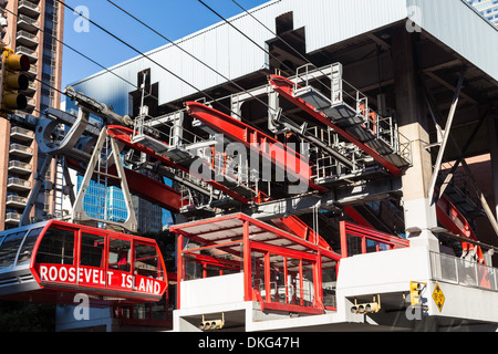 Roosevelt Island Tram presso la Ed Koch Queensboro Bridge attraversa l'East River, NYC Foto Stock