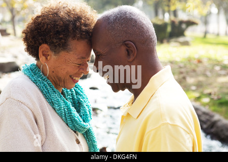 Coppia senior faccia a faccia sorridente Foto Stock