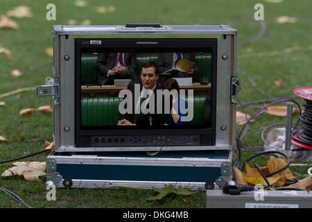 Westminster London,UK. Il 5 dicembre 2013. Il cancelliere dello scacchiere George Osborne offre la sua dichiarazione d'autunno sull'economia alla House of Commons. George Osborne ha annunciato un congelamento delle accise sul carburante, aiuto per i giovani in cerca di lavoro e per le aziende di piccole dimensioni e ha dichiarato che il Regno Unito il debito nazionale è stato £18bn inferiori che in precedenza nel marzo del credito: amer ghazzal/Alamy Live News Foto Stock