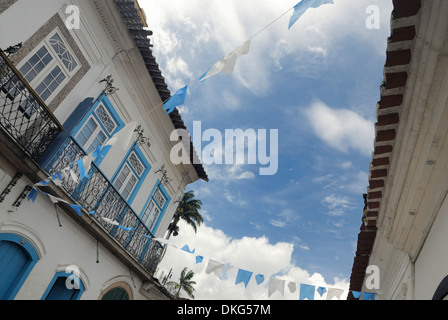 Paraty, Brasile: decorata graziosamente centro storico di festa durante la Nossa Senhora do Rosario e Sao Benedito Festival nel mese di novembre. Foto Stock