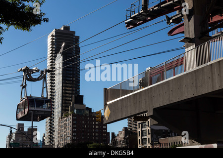 Roosevelt Island Tram presso la Ed Koch Queensboro Bridge attraversa l'East River, NYC Foto Stock