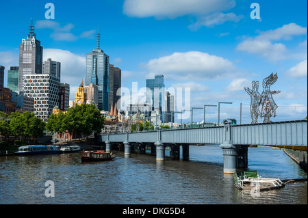 Edifici alti sul Fiume Yarra che fluisce attraverso di Melbourne, Victoria, Australia Pacific Foto Stock