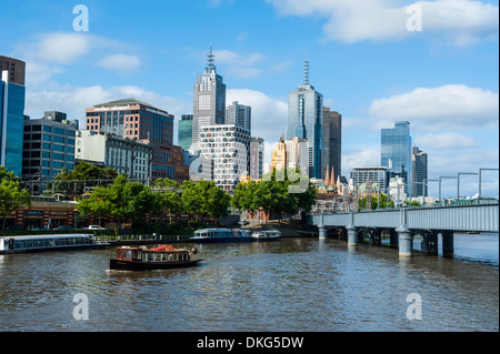 Edifici alti sul Fiume Yarra che fluisce attraverso di Melbourne, Victoria, Australia Pacific Foto Stock