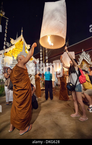 Lanterne di carta che viene rilasciato in corrispondenza di Loi krathong festival, Chiang Mai, Thailandia del Nord della Thailandia, Asia sud-orientale, Asia Foto Stock