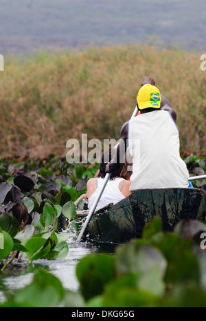 Chapada Diamantina, Lencois, Bahia, Brasile: i turisti con i loro locali le guide di viaggio su un viaggio in barca attraverso il Mini-Pantanal ... Foto Stock