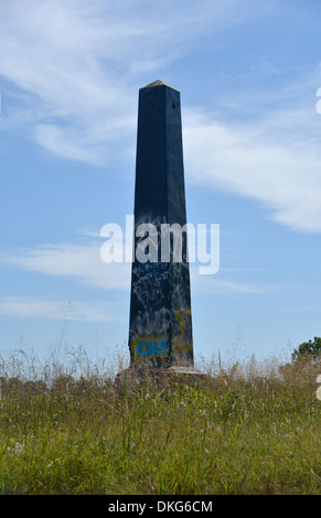 Uno degli ultimi Ozark segnavia, 21 piedi alto obelisco di cemento sul percorso originale 66 sterrato a Stroud, Oklahoma Foto Stock