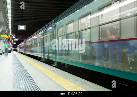 Un treno tira nella stazione ferroviaria di Porta Susa a Torino, Piemonte, Italia, Europa Foto Stock