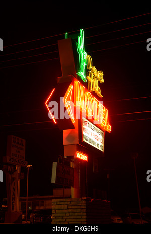 Route 66 Neon, Desert Hills Motel in Tulsa USA insegna al neon esterno motore classic court hotel Foto Stock